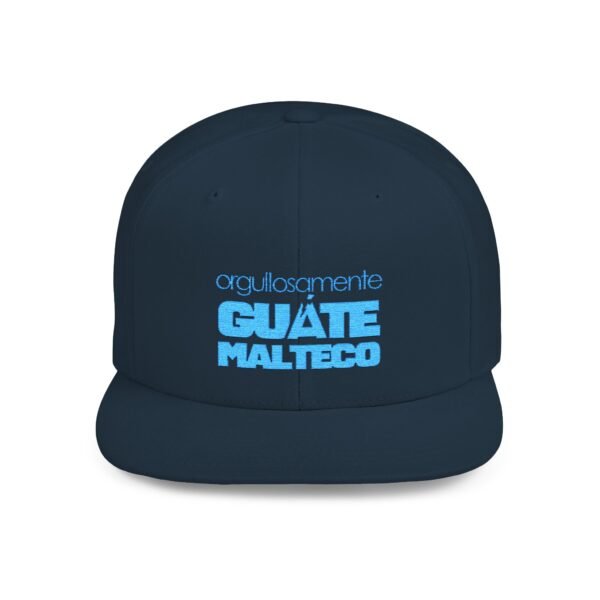 Esta gorra plana es elegante y ajustable, perfecta para el día a día.