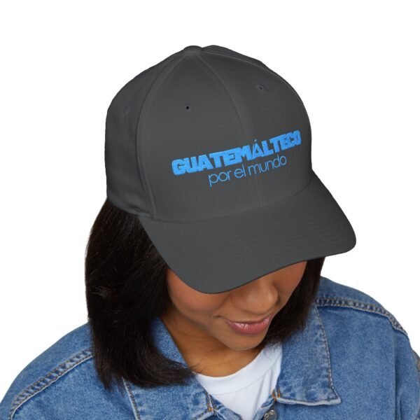 Elegante gorra bordada cerrada para cualquier ocasión. Perfecta como gorra deportiva.