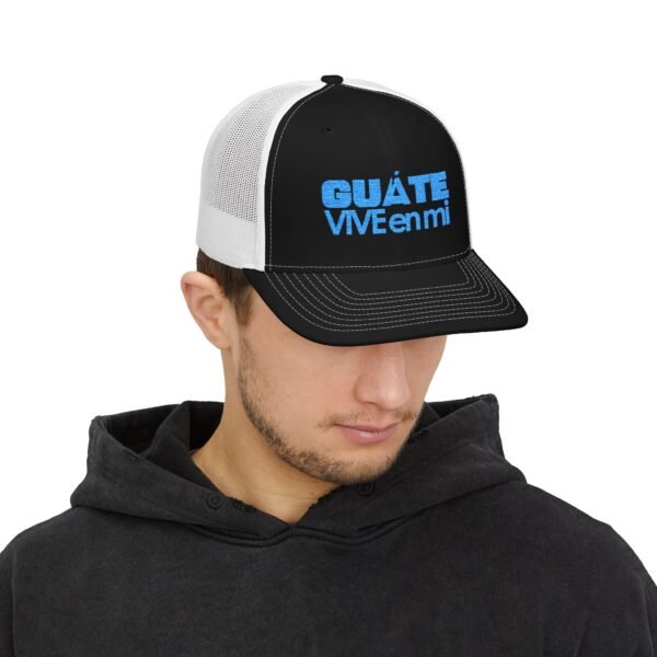 Elegante gorra de Camionero, bordada, perfecta para uso casual, una opción moderna y cómoda.
