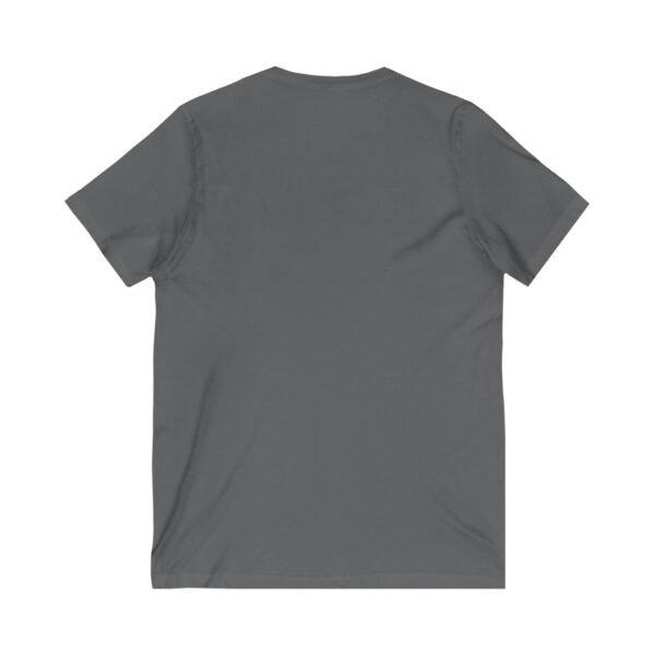 La camiseta unisex Tikal Vintage de cuello en V ofrece un look casual pero elegante.