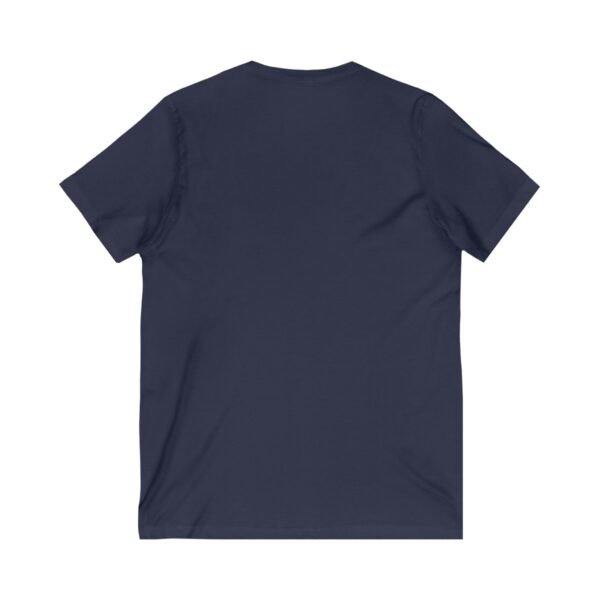 La camiseta unisex Tikal Vintage de cuello en V ofrece un look casual pero elegante.