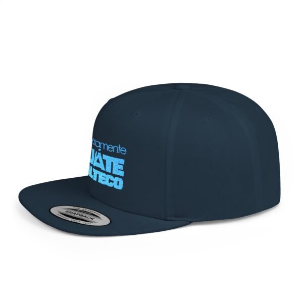 Esta gorra plana es elegante y ajustable, perfecta para el día a día.