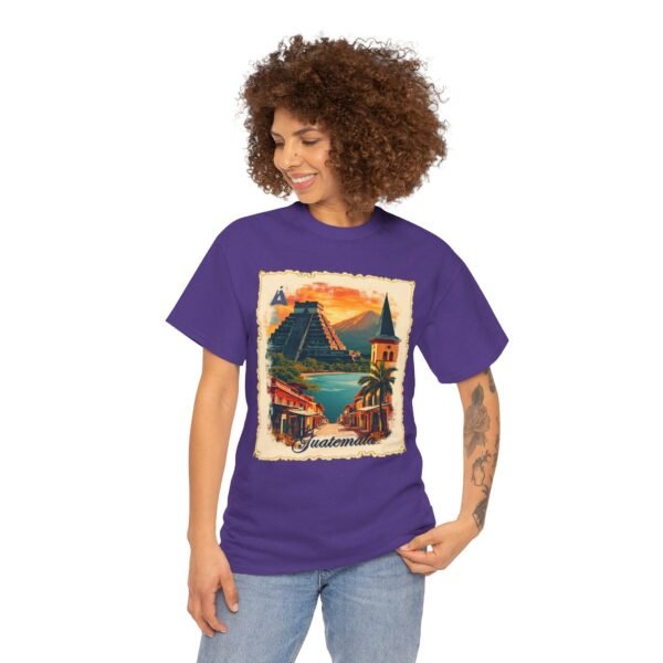 Celebra tu herencia guatemalteca con esta camiseta unisex con orgullo, perfecta para pasear.