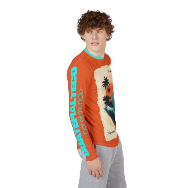 Camisa de manga larga con protección UV para hombre. Perfecta para actividades al aire libre como un día en la playa.