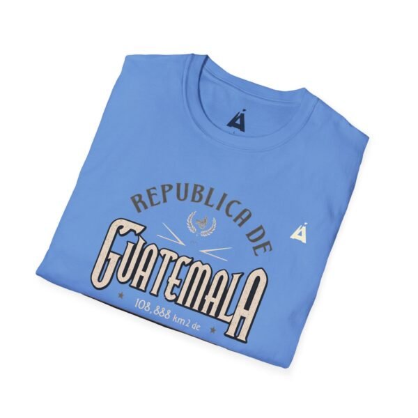 Celebra tu herencia guatemalteca con esta camiseta unisex con orgullo, perfecta para pasear.
