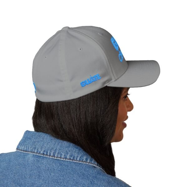 Elegante gorra bordada cerrada para cualquier ocasión. Perfecta como gorra deportiva.