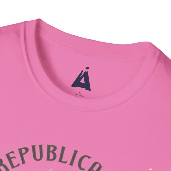 Celebra tu herencia guatemalteca con esta camiseta unisex con orgullo, perfecta para pasear.