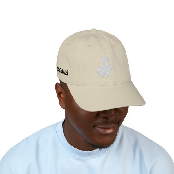 Gorra de béisbol orgánica bordada con el mapa de GUATE, un accesorio perfecto para quienes aman la ropa informal.