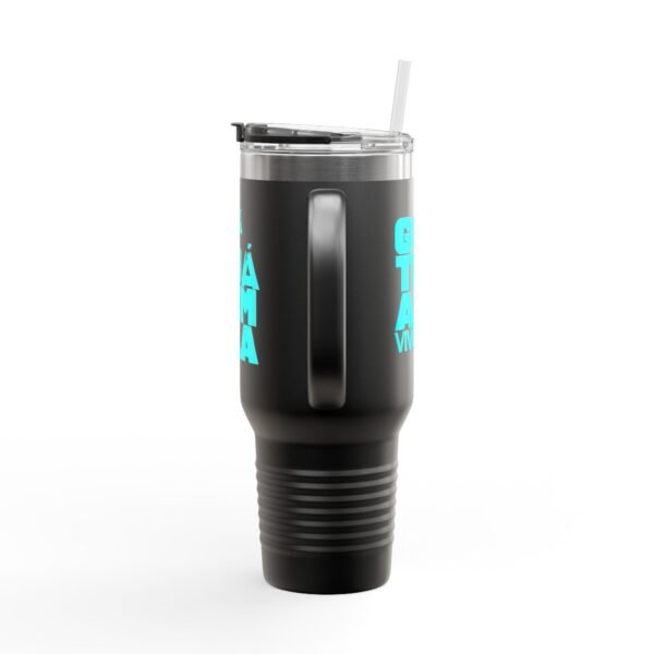 Elegante taza térmica de GUATE, ideal para quienes disfrutan de sus bebidas en movimiento.