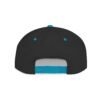 Esta gorra plana es elegante y ajustable, perfecta para el día a día.