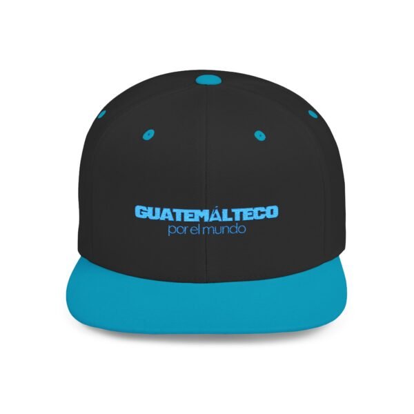 Esta gorra plana es elegante y ajustable, perfecta para el día a día.