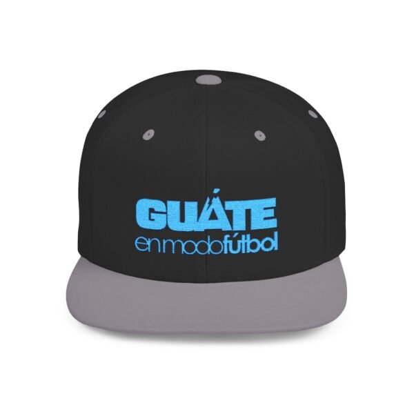 Esta gorra plana es elegante y ajustable, perfecta para el día a día.