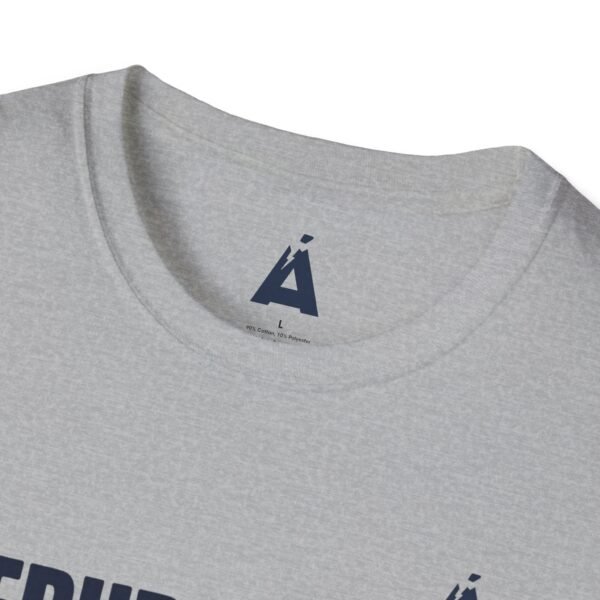 Celebra tu herencia guatemalteca con esta camiseta unisex con orgullo, perfecta para pasear.