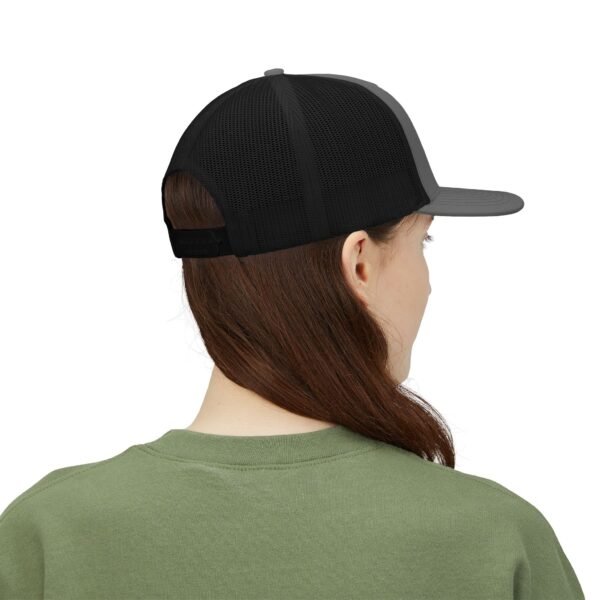 Elegante gorra de Camionero, bordada, perfecta para uso casual, una opción moderna y cómoda.