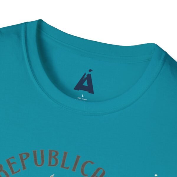 Celebra tu herencia guatemalteca con esta camiseta unisex con orgullo, perfecta para pasear.