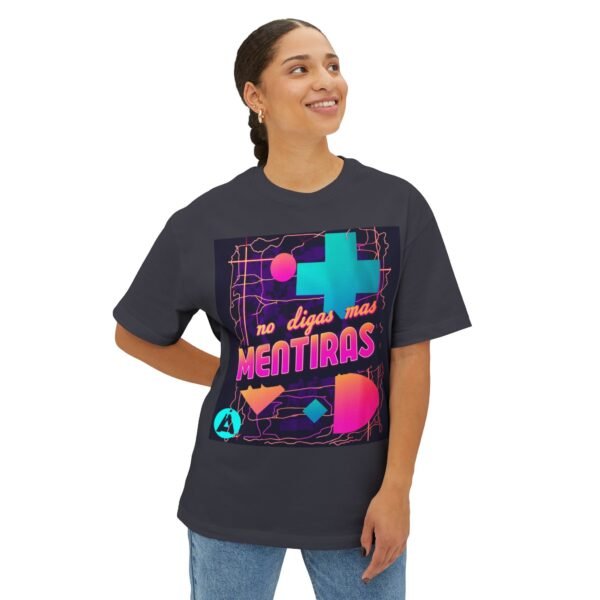 Camiseta holgada inspirada en los 80s, perfecta para salidas informales, con un aire divertido y nostálgico.