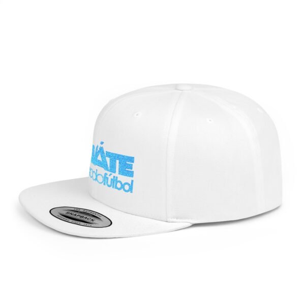 Esta gorra plana es elegante y ajustable, perfecta para el día a día.