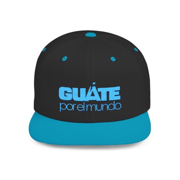 Esta gorra plana es elegante y ajustable, perfecta para el día a día.