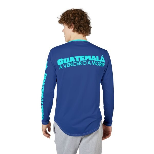 Camisa de manga larga con protección UV para hombre, perfecta para actividades al aire libre como el fútbol.
