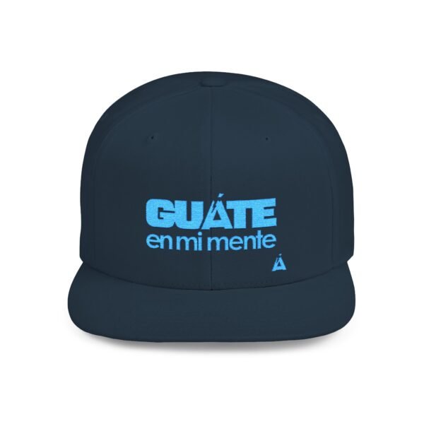 Esta gorra plana es elegante y ajustable, perfecta para el día a día.