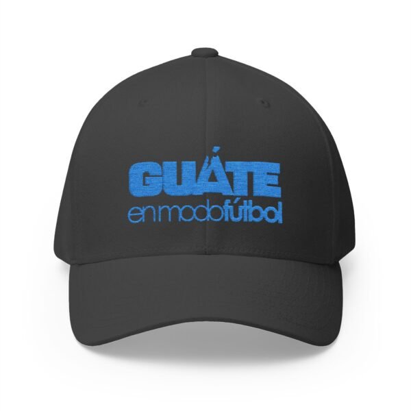 Elegante gorra bordada cerrada para cualquier ocasión.