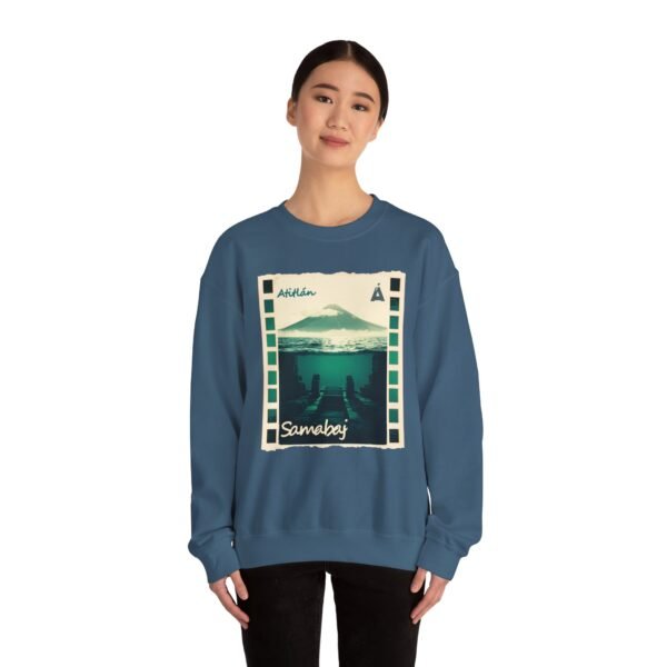Sudadera unisex de cuello redondo de inspiración vintage de Samabaj, una prenda acogedora y moderna.