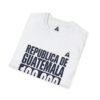 Celebra tu herencia guatemalteca con esta camiseta unisex con orgullo, perfecta para pasear.