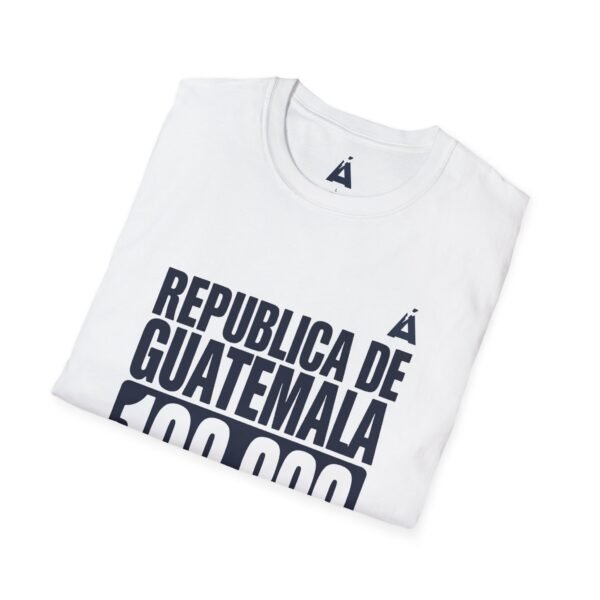 Celebra tu herencia guatemalteca con esta camiseta unisex con orgullo, perfecta para pasear.
