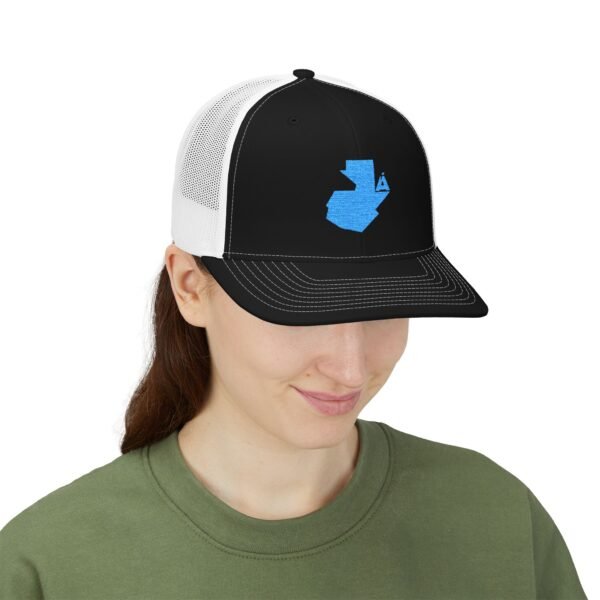 Elegante gorra de Camionero, bordada, perfecta para uso casual, una opción moderna y cómoda.