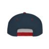 Esta gorra plana es elegante y ajustable, perfecta para el día a día.