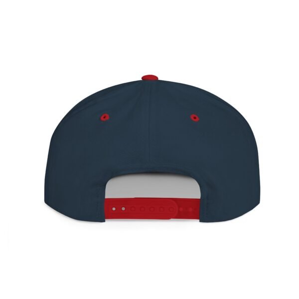 Esta gorra plana es elegante y ajustable, perfecta para el día a día.
