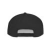 Esta gorra plana es elegante y ajustable, perfecta para el día a día.