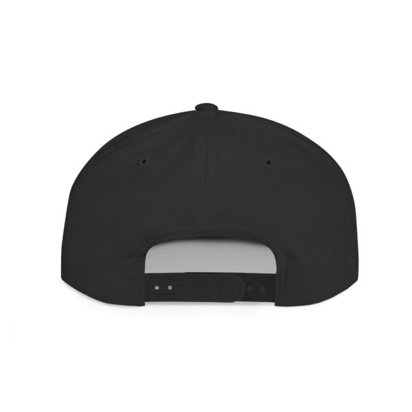 Esta gorra plana es elegante y ajustable, perfecta para el día a día.