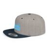 Esta gorra plana es elegante y ajustable, perfecta para el día a día.