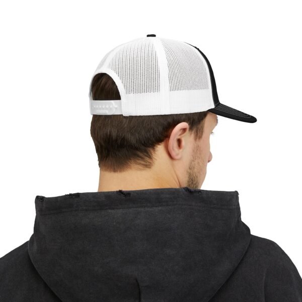 Elegante gorra de Camionero, bordada, perfecta para uso casual, una opción moderna y cómoda.