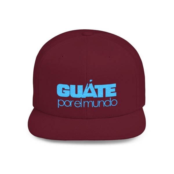 Esta gorra plana es elegante y ajustable, perfecta para el día a día.