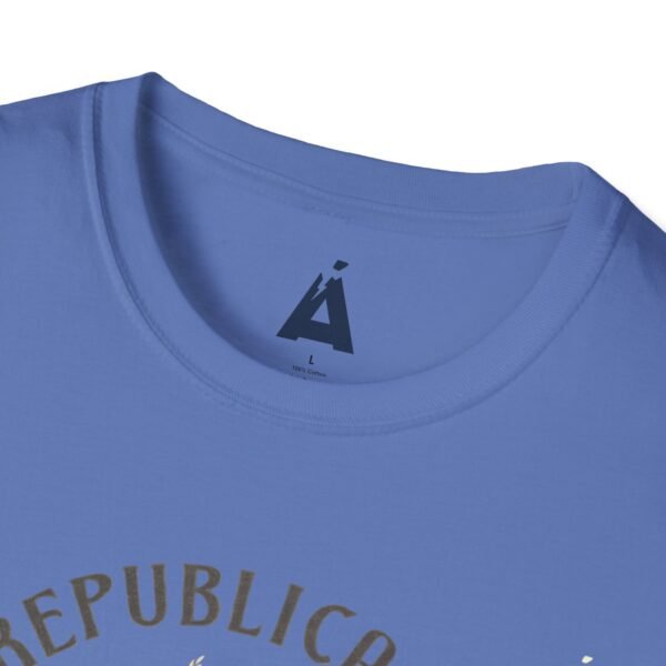 Celebra tu herencia guatemalteca con esta camiseta unisex con orgullo, perfecta para pasear.
