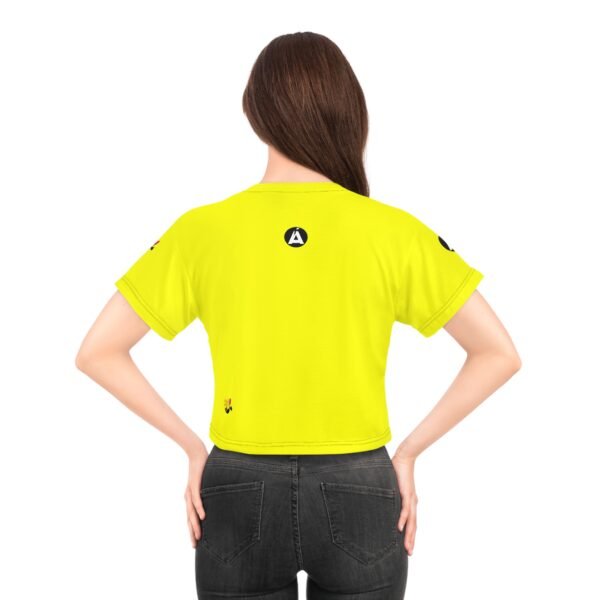 Camiseta corta de mujer inspirada en los 80s, con un toque vibrante y casual, irradia un estilo veraniego.