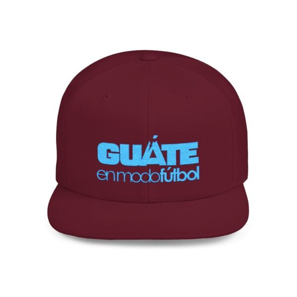 Esta gorra plana es elegante y ajustable, perfecta para el día a día.
