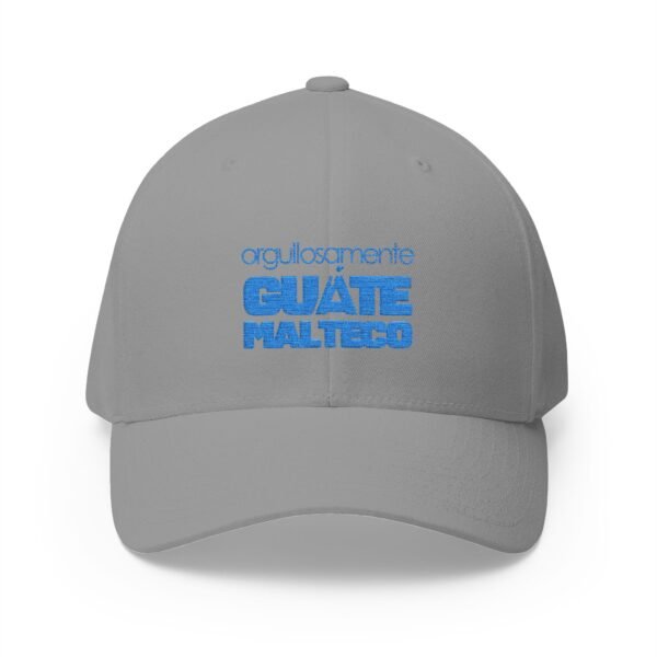Elegante gorra bordada cerrada para cualquier ocasión.