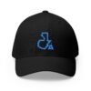 Elegante gorra cerrada con estructura, ofrece un aire deportivo y aventurero.