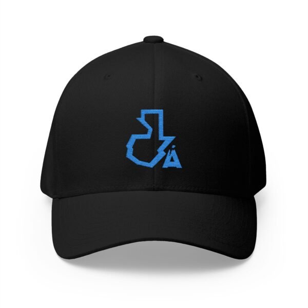 Elegante gorra cerrada con estructura, ofrece un aire deportivo y aventurero.