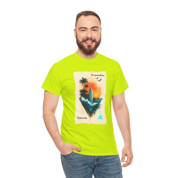 Vive un ambiente tropical con esta camiseta Sunset, unisex, perfecta para los amantes de la playa.