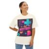 Camiseta holgada inspirada en los 80s, perfecta para salidas informales, con un aire divertido y nostálgico.