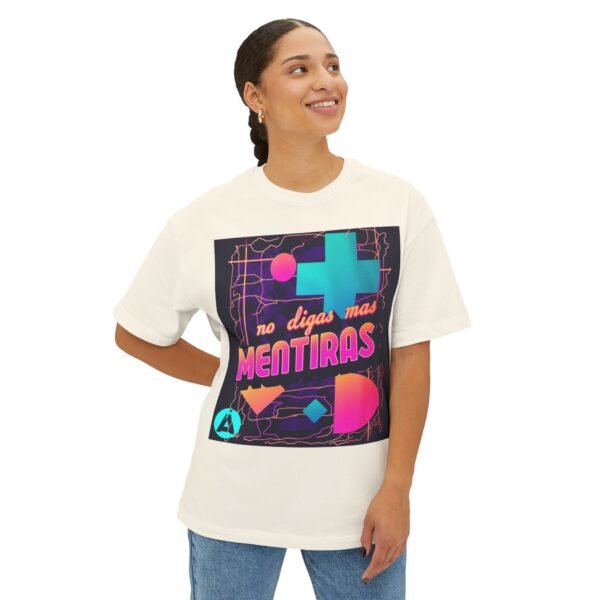 Camiseta holgada inspirada en los 80s, perfecta para salidas informales, con un aire divertido y nostálgico.