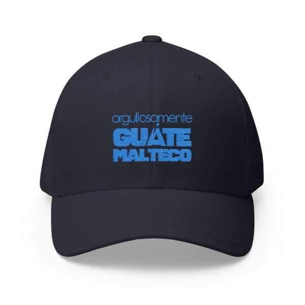 Elegante gorra bordada cerrada para cualquier ocasión.