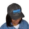 Elegante gorra bordada cerrada para cualquier ocasión.