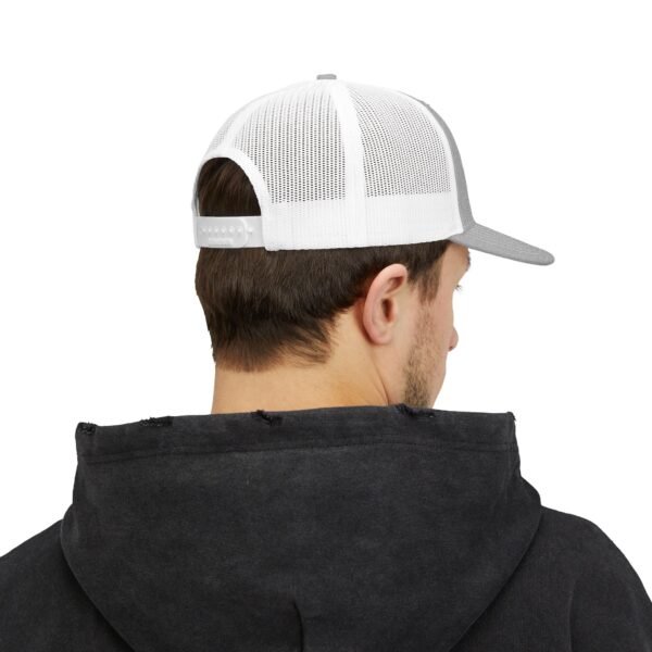 Elegante gorra de Camionero, bordada, perfecta para uso casual, una opción moderna y cómoda.