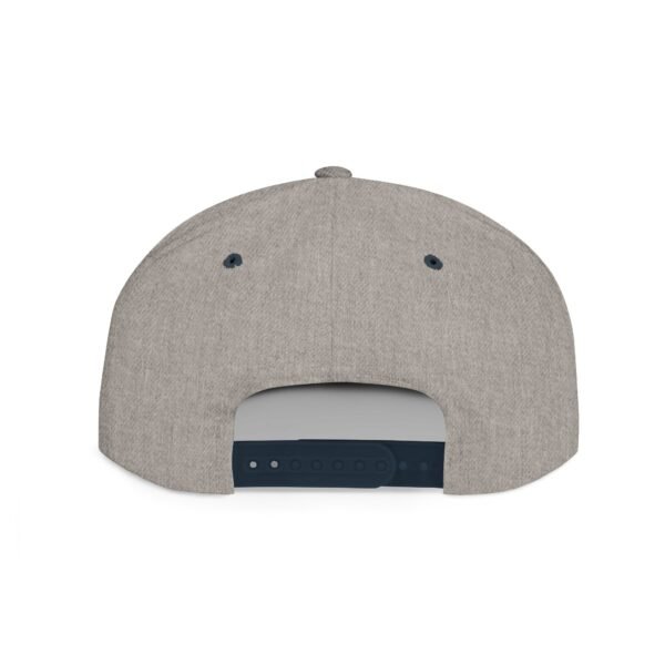 Esta gorra plana es elegante y ajustable, perfecta para el día a día.