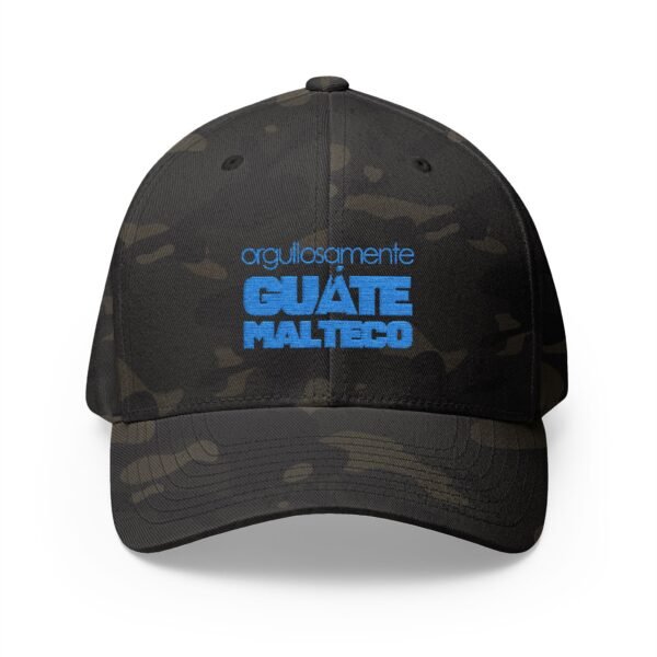Elegante gorra bordada cerrada para cualquier ocasión.